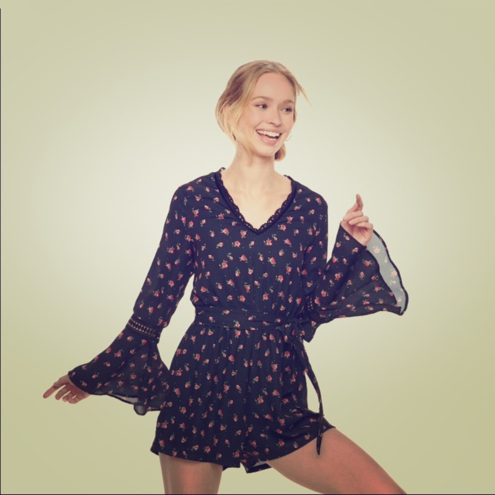 🌹Rose bell sleeved romper🌹